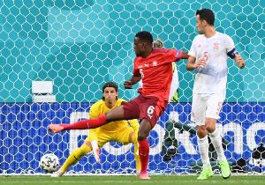 队报：吉达国民有意扎卡里亚，沙特方面开出的高薪让该球员心动