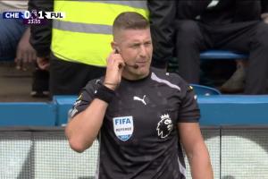 主裁判现场判点原话：经核查，塞塞尼翁伸展双臂使身体不自然扩大