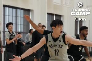 加油冲~篮网晒球队训练营片段 曾凡博出镜努力防守