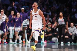 继续全能！艾莉莎-托马斯半场9中5拿到11分2板5助 带队反超！