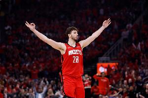 KD：申京不仅能防守/挡拆/攻筐/封盖 他还能像后卫那样处理球