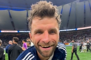 🎂穆勒达成职业生涯300球里程碑，赛后获赠纪念蛋糕