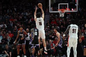 美媒：杨瀚森越来越适应了 他和夏普就像开拓者自己的申京和阿门