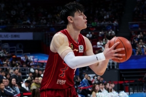 训练师：曾凡博第一反应左手、身高高有投射能力 让人觉得很难得