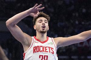 揭幕战砍至少25分5板5助5三分！申京成历史首位达此成就的中锋