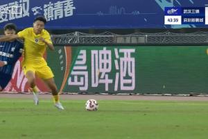 风云突变？新鹏城领先1分钟后少打1人！杨一鸣肘击被直红罚下