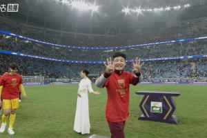 本赛季因伤仅踢6场！武磊领取中超冠军奖牌，开心向镜头比“4”