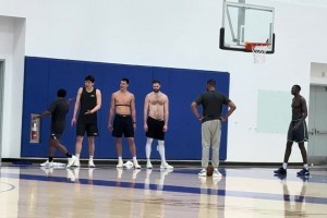 体力有差距啊！一起训练的老外谈笑风生，杨瀚森已经喘得不行了