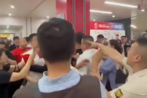 后续来了！有一个球迷直接手打首钢工作人员脸部并打掉记者手机
