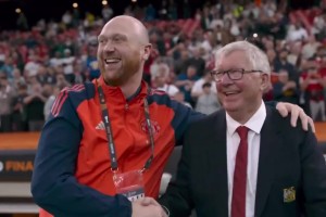 红魔教父！弗格森现场观战为曼联加油！