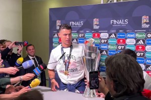 氛围真好😊C罗混合区接受采访，B费为他送上奖杯🏆