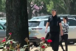 据说女儿姚沁蕾已经1米9！姚明带着女儿出现在街头，这大长腿！