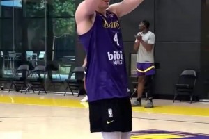 虎父无犬子！布朗尼训练秀滑翔劈扣😎克内克特都惊呆了~