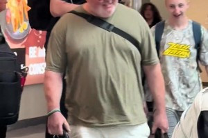 路人视角：拉斯维加斯机场偶遇姚明 被感叹实在太高