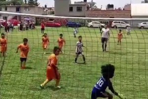 火爆外网👍️！小孩哥上演极限4连扑救