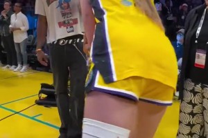 杰伦-格林带着女友观看火花队比赛 并和库里妹妹布林克拥抱~