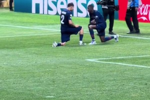 踢拜仁时阿什拉夫登贝莱擦鞋被拒绝，但踢皇马时后者却接受了😅