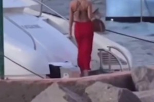 贝林厄姆和女友海上度假，两人在游艇嬉戏惬意拥抱