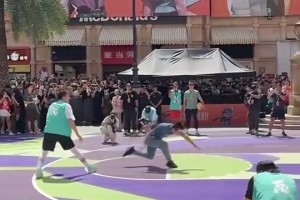 太狠了！郭艾伦一个急停回拉，徐静雨直接飞了出去....🤣