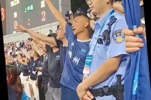 还得绷着！苏超辅警大哥：这班是一天都不想上了😂