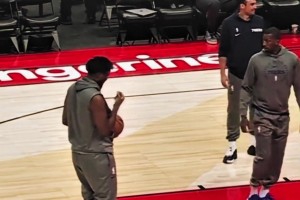 挺猎奇呀！恩比德抠完腚，手放鼻子上闻，随后罚球