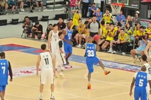 库兹马对王哲林还是太心软了！晃飞了之后居然没出手，传了出去！