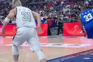 笑死！王哲林面对库兹马，居然敢这么上篮，被无情扇飞！