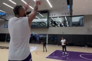 再见已是对手！狄龙和杰伦-格林在太阳训练馆内练习三分投篮~