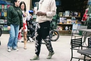 哪来的流浪汉？被拍到在加州逛街的小卡！感觉路人都没认出来啊！