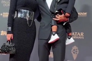 金球颁奖除了内维斯女友，拉菲尼亚妻子也是展现完美身材😍