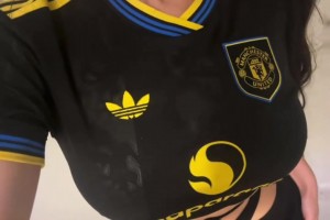 满分🤩！！！大老师：你给曼联今年这件二客球衣打几分？