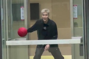 郭艾伦在微博总部大楼的电梯里秀起了运球