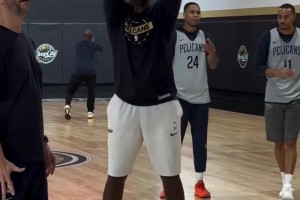 锡安现在真是瘦成一道闪电了，新赛季突破时还有冲击力么？😂