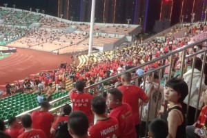 打起来了！广西平果和重庆铜梁龙球迷爆发冲突🤬