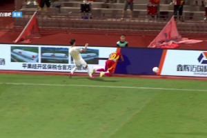 送医后查出存在截瘫风险！中甲外援遭铜梁龙球员犯规撞到LED屏