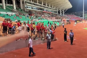 赛后广西平果小球迷怒扔水瓶砸向庆祝球迷😡