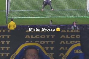 表情亮了！格罗索本不想看罚点球过程，最后还是被迫营业😂