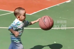 湖北两岁小孩哥单手运球跑！家长：玩游戏机发现投篮天赋的~