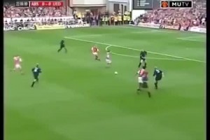 基恩和维埃拉短暂冲突，斯塔姆介入，顶牛+锁喉回应