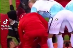 爆铲哈兰德后，对手被抬出了球场