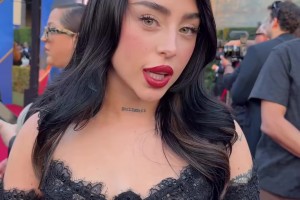 乔治娜在C罗身边对着镜子小秀身材，这种背拔火罐最合适了~