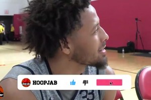 活久见！一名NCAA球员带着特殊的皮质面罩进行比赛