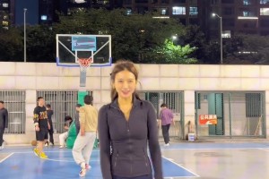 篮球网红石一童晒野球场进球视频配文：今天打得确实有点火热！~